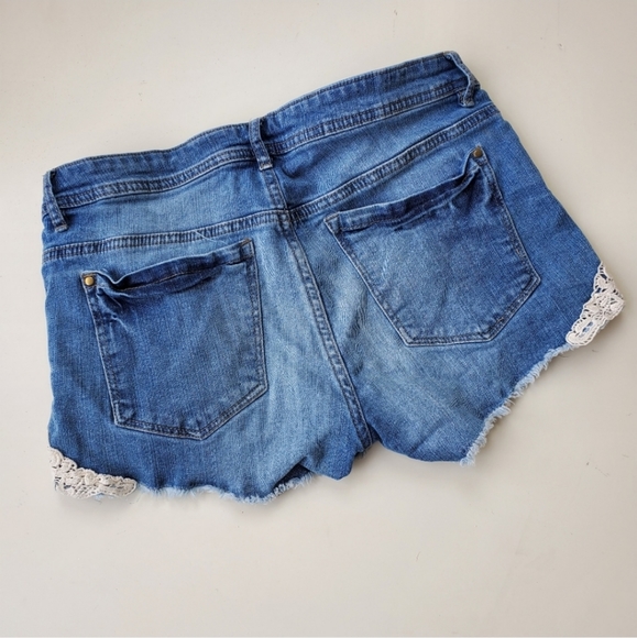 Short jean shorts with lace trim at thighs - Picture 2 of 2